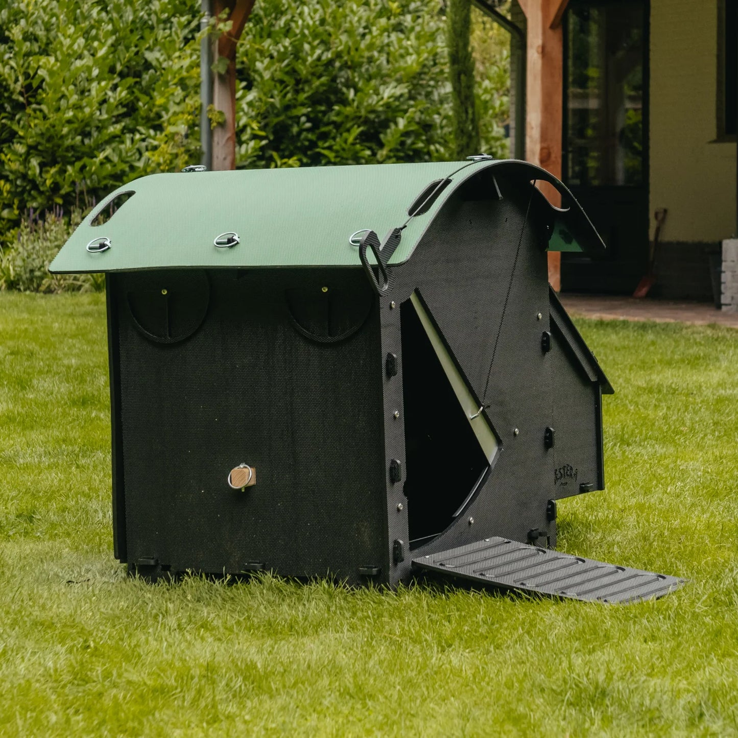 Nestera Chicken House - Small 010111