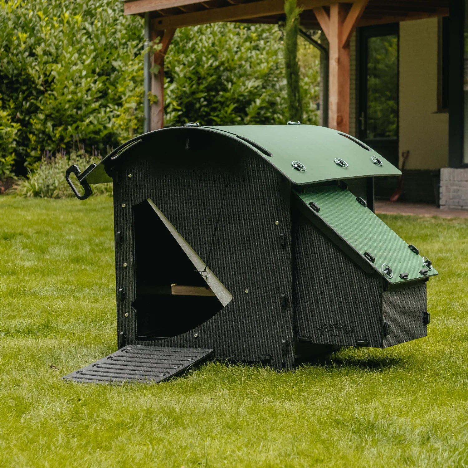 Nestera Chicken House - Small 010111