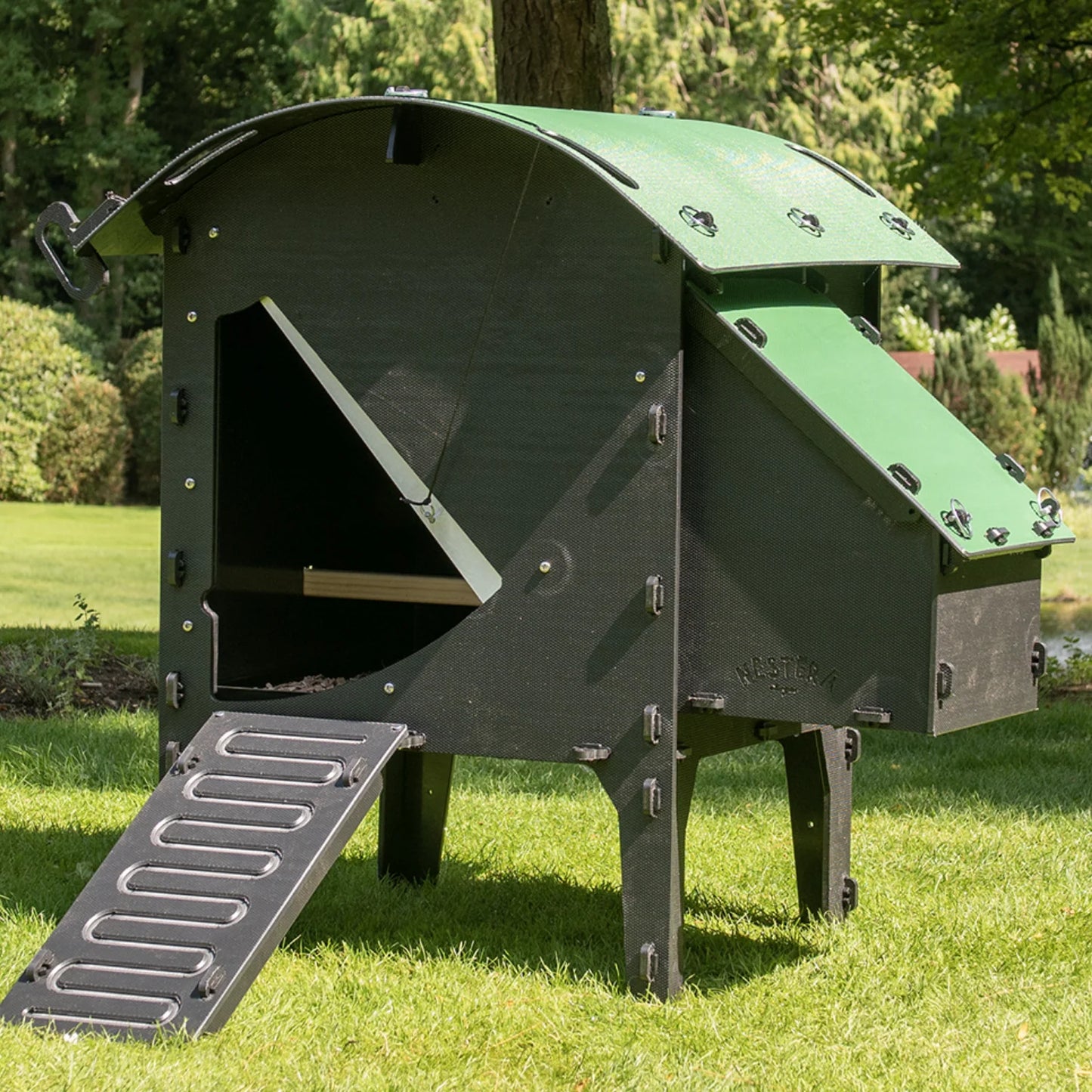 Nestera Chicken Lodge - Small
